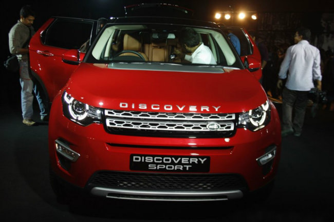 Land Rover Discovery Sport ra mắt tại Ấn Độ hôm 2.9 với 4 phiên bản khác nhau, có giá dao động từ 46.10 lakhs-62.18 lakhs &#40;khoảng 1,56 tỷ đồng-2,1 tỷ đồng&#41;.