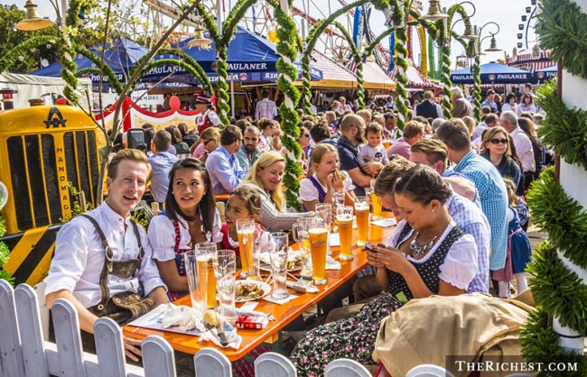 Lễ hội rượu Wurstmarkt, Đức

Nằm tại Bad Durkheim, Rhineland-Palatinate là một trong những vùng rượu vang ở Đức, Wurstmarkt được dịch là “chợ xúc xích” là tên lễ&nbsp; hội rượu vang lớn nhất thế giới. Lễ hội được tổ chức hàng năm với hơn 600.000 người tham dự từ năm 1417.&nbsp; Nhưng phải kể tử năm 1913 cách thức tổ chức lễ hội mới được duy trì cho đến ngày nay. Lễ hội được diễn ra vào cuối tuần thứ hai và thứ ba của tháng Chín ở giữa một&nbsp; thị trấn gần Giant Barrel Dürkheimer, nơi được mệnh danh là nơi có các thùng bia lớn nhất thế giới. Cùng với các chuyến tàu và quầy hàng thực phẩm nằm gần đó, đây chắc chắn sẽ là địa điểm lý tưởng cho bất cứ ai yêu thích rượu đến và tận hưởng.