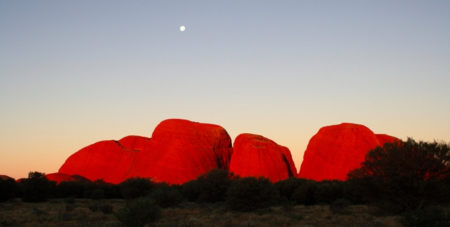 Dãy núi đá đỏ Uluru nằm trong vườn quốc gia Uluru-Kata Tjuta, Northern Territory có màu sắc kỳ bí. Từ lúc bình minh đến hoàng hôn, đá có màu đỏ nhạt rồi chuyển sang đỏ cam, đỏ thẫm, tím, vàng nâu, khi có màu tro bạc pha đen.