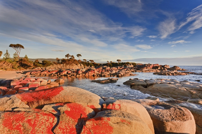 Vịnh Fires, Tasmania có màu sắc nổi bật nhờ những tảng đá granit đỏ rực trên bãi