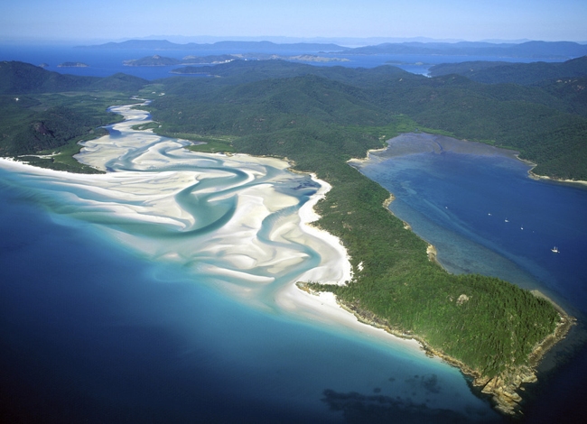 Whitehaven là bãi biển nổi tiếng nhất Australia với bãi cát trắng tinh khiết bằng cát silica. Loại cát này được dùng để sản xuất kính viễn vọng Hubble.