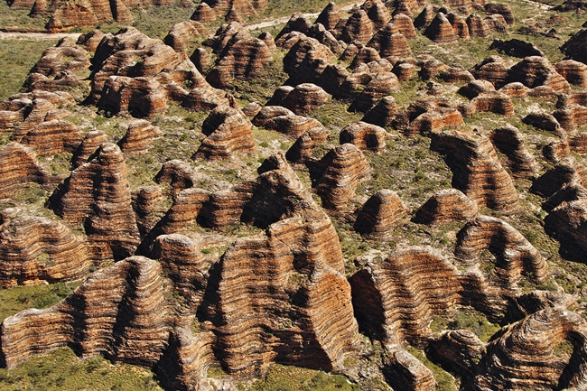 Dãy núi đá sa thạch Bungles Bungles ở miền Tây Australia trông những tổ ong khổng lồ và có màu sọc cam pha đen độc đáo. Màu sắc đá chuyển từ nâu sang đen, cam sang đỏ rực tùy theo hướng nắng. Dãy núi có tuổi thọ khoảng 350 triệu năm với độ cao trung bình 200 - 300m.