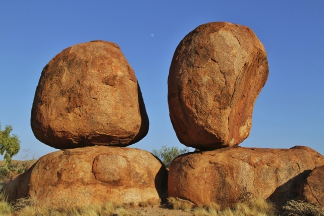 Những tảng đá granit khổng lồ ở Northern Territory như được thả từ trên trời xuống. Nguyên nhân là do các loại đá khác xung quanh bị xói mòn và để lại những tảng đá với hình thú kỳ lạ như hiện nay.