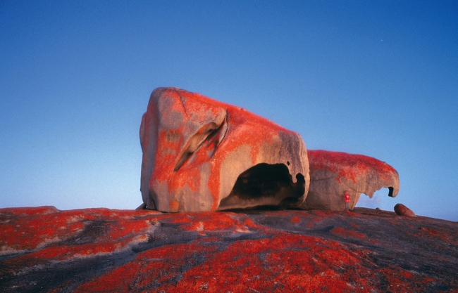 Cụm đá Remarkable Rocks trên đảo Kangaroo, phía nam Australia có hình thú kỳ dị và sắc đỏ bí ẩn. Gió, bụi, nước mưa đã hình thành nên kiệt tác độc đáo này.