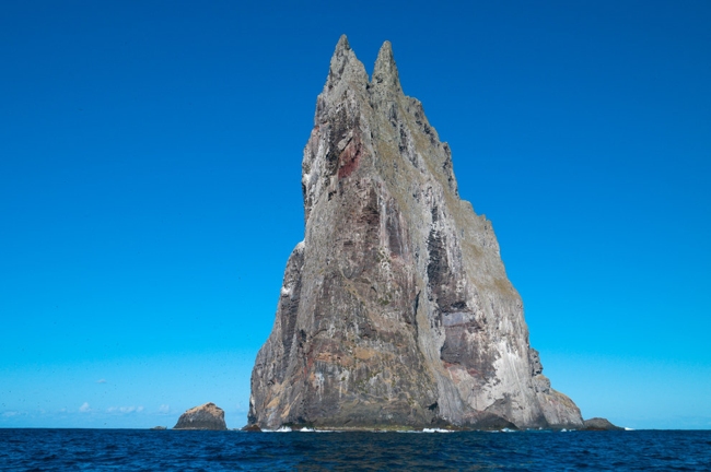 Ngọn núi Ball’s Pyramid, trên đảo Lord Howe Island là ngọn núi đá ngoài khơi cao nhất thế giới với chiều cao 562m. Ball’s Pyramid được hình thành từ một ngọn núi lửa cách đây khoảng 7 triệu năm và trên núi chỉ có duy nhất loài bọ que sinh sống.