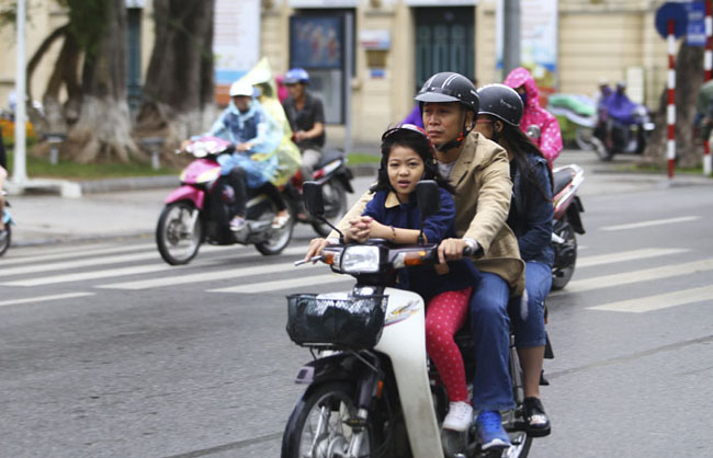 Người lớn, trẻ nhỏ đều mặc áo ấm khi ra đường.