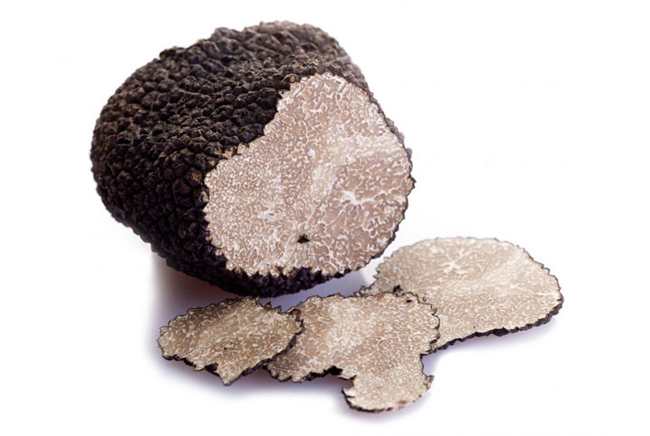 Nấm truffle đen giữ được mùi thơm lâu hơn và dễ chế biến hơn.