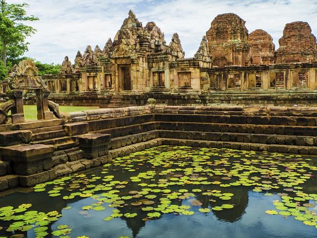 4. Buriram.

Tỉnh Buriram là điểm du lịch hấp dẫn tại Thái Lan cho những người yêu kiến trúc cổ. Bạn sẽ được thăm những ngôi chùa kiến trúc Khmer cổ đặc sắc và nổi tiếng nhất là chùa Phanom Rung, trải nghiệm cuộc sống làng quê mang đậm chất Thái.