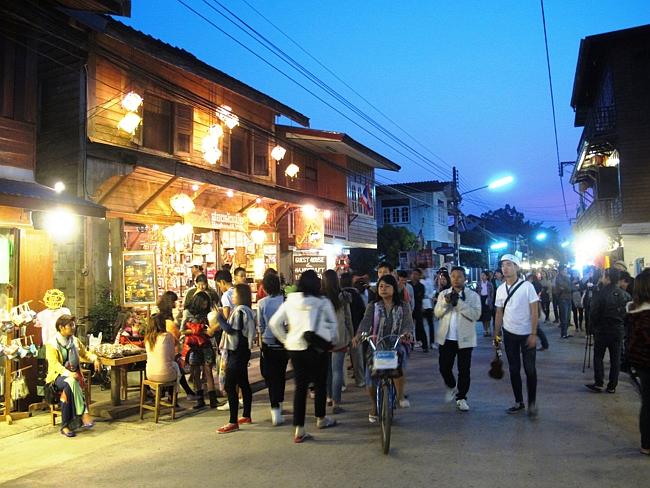 5. Loei.

Tỉnh Loei là địa điểm bạn nên đến khi du lịch Thái Lan. Nơi đây có nhiều địa điểm du lịch: Những ngôi đền Phật giáo kiến trúc tuyệt đẹp, những món ăn tuyệt ngon, đi thăm công viên quốc gia, lễ hội Pi Ta Kon đặc sắc.