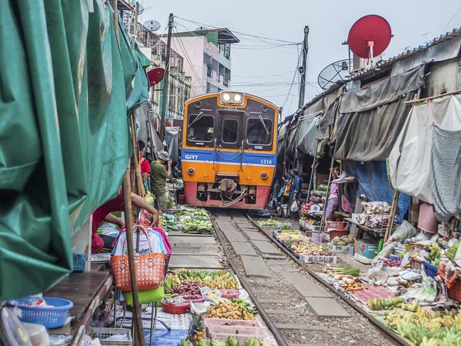 6. Samut Songkhram.

Nằm ở phía tây nam Bangkok, chợ Maeklong ở tỉnh Samut Songkhram là một trong những điểm du lịch thú vị với chợ họp ngay sát đường sắt, bày bán cá và rau củ các loại. Khi tàu đi qua, các chủ hàng dọn dẹp hàng hóa gọn gàng vào hai bên đường và khi không có tàu, họ bày bán tràn lên cả đường ray xe lửa.