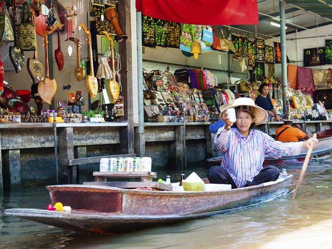 7. Ratchaburi.

Ratchaburi nổi tiếng với chợ nổi Damnoen Saduak. Đến đây, bạn sẽ thấy rất nhiều phụ nữ đội nón tre chèo thuyền chất đầy trái cây, đồ lưu niệm, chuối chiên, mì. Chợ chỉ họp đến trưa nên bạn nhớ ghé thăm chợ sớm. Gần đó là Garden Rose, nơi du khách được xem các điệu múa truyền thống, hàng thủ công mỹ nghệ, biểu diễn võ thuật Muay Thái.