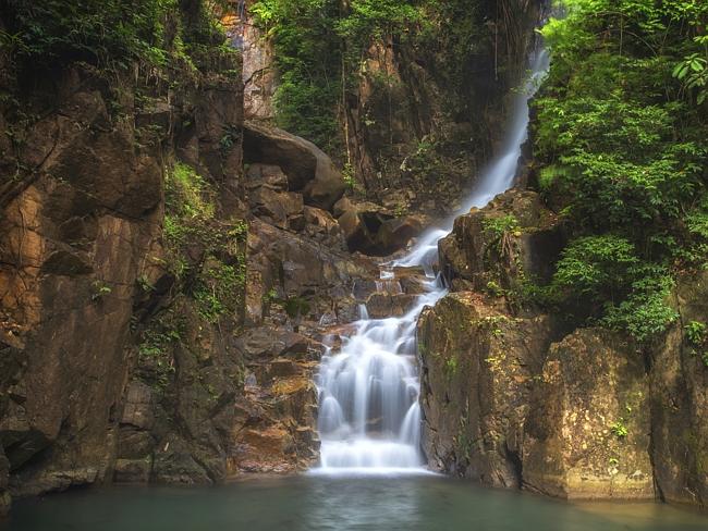 9. Chanthaburi.

Tỉnh Chanthaburi ở miền đông là địa điểm bạn nên đến. Nơi đây có thác nước tuyệt đẹp, rừng nhiệt đới, vườn quốc gia Namtok Phlio với những ngọn núi hùng vĩ, nhiều đền chùa và nhà thờ Đức Mẹ Đồng trinh nổi tiếng.