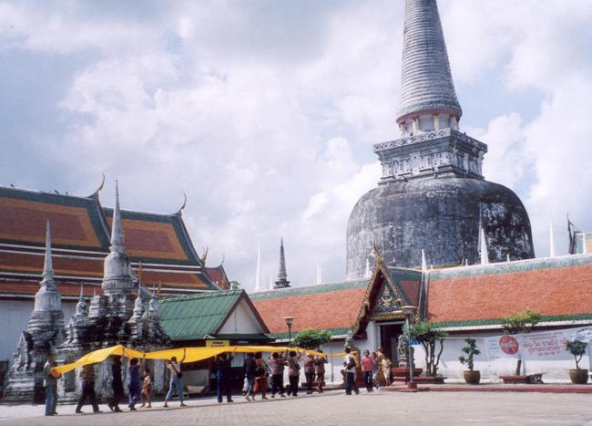 12. Nakhon Si Thammarat.

Đến đây, bạn được xem các nhà sư đi khất thực hay thăm vườn quốc gia và khu bảo tồn biển Had Khanom. Nakhon Si Thammarat không hổ danh là một trong điểm du lịch hấp dẫn tại Thái Lan khi chỉ có nơi đây bạn mới được ngắm cá heo màu hồng bơi lội trong nước biển xanh như ngọc, thăm thú các hòn đảo hoang sơ với đá sa thạch cổ xưa.