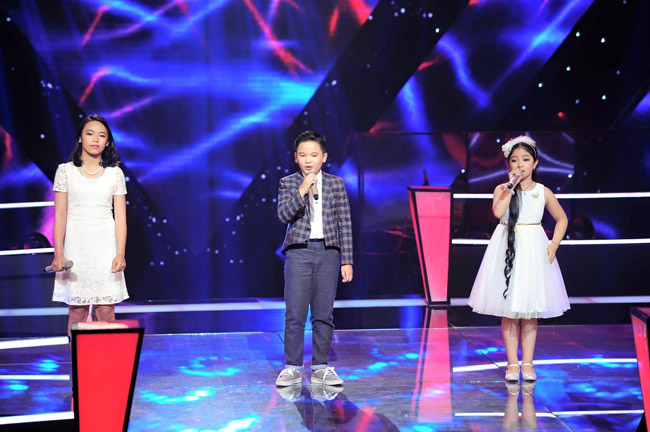 Hồng Minh đã vượt qua 2 thí sinh khác ở vòng Đối đầu của The Voice Kids với ca khúc Xin cho tôi của cố nhạc sĩ Trịnh Công Sơn.