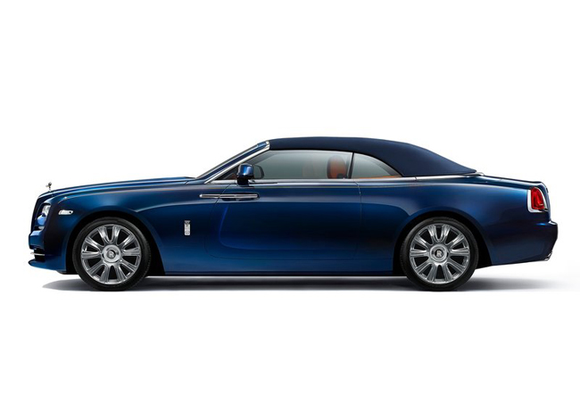 Rolls-Royce Dawn là phiên bản convertible của Wraith, tuy nhiên nó có các khác biệt từ Wraith là phần mui mềm có thể thu vào.