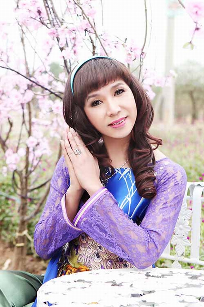 Long Nhật là một trong những sao nam thích giả gái nhất showbiz Việt. Anh thường xuyên chọn áo dài&nbsp; để làm bản thân thêm phần nữ tính, điệu đà trong nhiều bộ ảnh, MV ca nhạc.