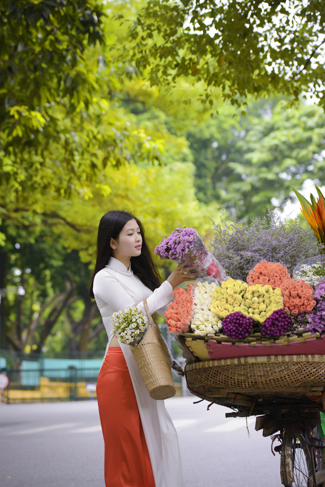 Dựa trên nội dung ca khúc của cố nhạc sỹ Trịnh Công Sơn, nhiếp ảnh gia Thiên&nbsp;Mã đã thực hiện bộ ảnh &#34;Mùa thu Hà Nội&#34; trong những ngày Hà Nội giao mùa.