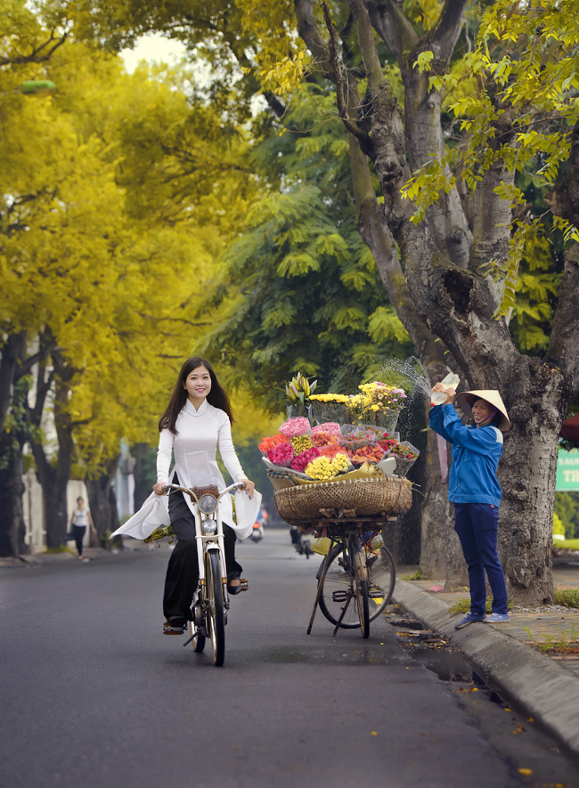 Hình ảnh thiếu nữ lãng mạn trong chiều thu Hà Nội