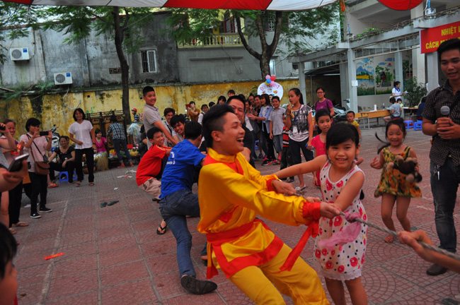 Các bé nhiệt tình chơi kéo co cùng anh, chị sinh viên.