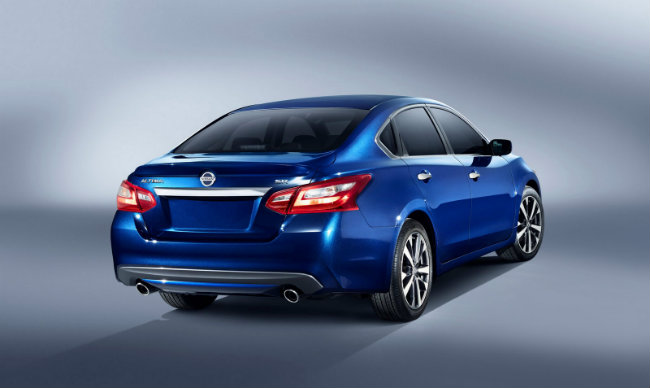 Ở phía sau, Altima 2016 cũng sở hữu cản được điêu khắc mới, một nắp mới, đèn hậu hình chữ V rộng hơn.