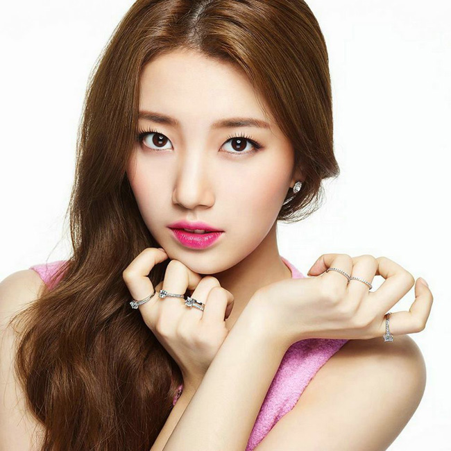 Suzy của Miss A lại lấy thiện cảm của người hâm mộ bằng vẻ đẹp trong sáng, thánh thiện