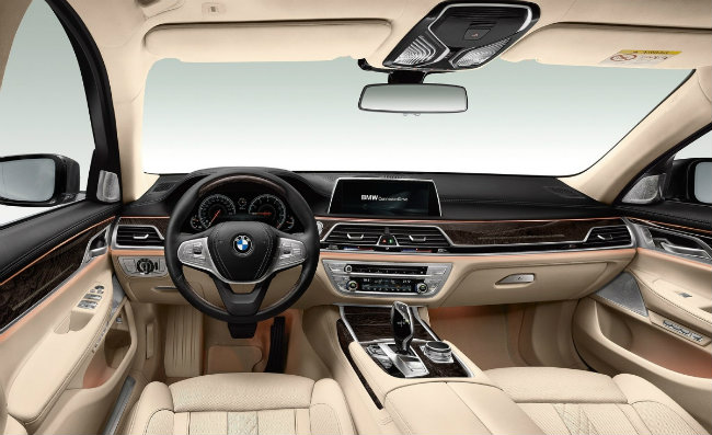 Sự phong phú các thiết bị điện tử của BMW 7-Series sẽ làm hài lòng ngay cả những khách hàng sành điệu nhất.