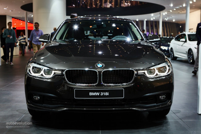 2016 BMW 3 Series là một trong những mẫu xe có nhiều tùy chọn đem lại sự thoải mái cho khách hàng trong danh sách xe sang mang hộp số sàn này. 3 Series được biết đến với rất nhiều cấu hình, bao gồm cả cấu hình Sports Wagon và Gran Turismo hatchback. Thế nhưng khách hàng muốn mua mẫu có số sàn thì lại chỉ có lựa chọn ở bản sedan 3 Series, với loại 6 cấp. Bất cả ở phiên bản nào, BMW 3 Series đều thể hiện đẳng cấp về tốc độ và khả năng vận hành chắc chắn cân bằng với chế độ lái. Tất cả những điều đó cộng với loại số sàn đã giúp 3 Series trở thành mẫu xe tuyệt vời cho lái xe.