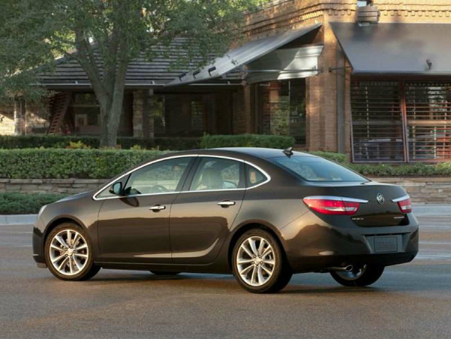 2016 Buick Verano Turbo là mẫu sedan cỡ nhỏ sang trọng có trang bị hộp số sàn 6 cấp như là một tùy chọn và là một trang bị hộp số duy nhất trên phiên bản có hiệu suất cao hơn Verano Turbo. Đây cũng thực sự là một chiếc sedan mang động cơ tăng áp mạnh mẽ nhưng vẫn đảm bảo được mức độ tiết kiệm nhiên liệu. Với động cơ tăng áp 4 xy-lanh, dung tích 2.0 lít, công suất 250 mã lực, khi cặp với hộp số sàn 6 cấp, Verano Turbo thực sự đem lại cảm giác lái thú vị và kiểm soát xe tốt.