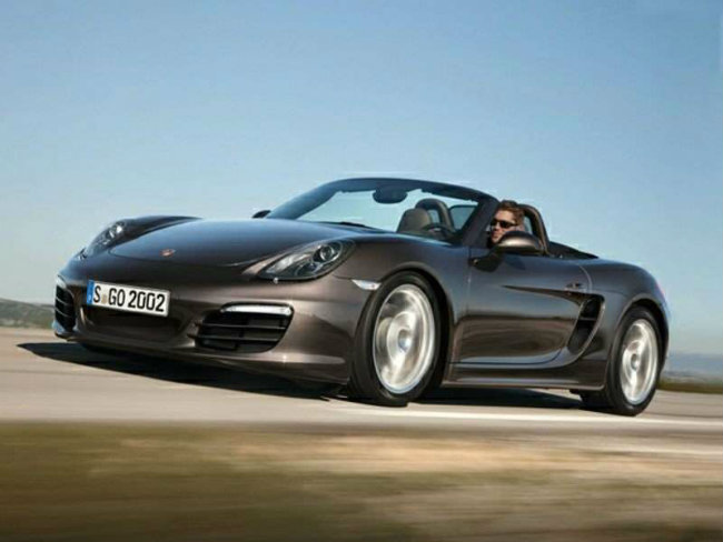 Không giống như các mẫu xe trong danh sách này, Porsche Boxster trang bị hộp số sàn 6 cấp như một thiết bị tiêu chuẩn, ở tất cả 4 phiên bản. Đi kèm với đó là 4 tùy chọn động cơ cho công suất từ 265 – 375 mã lực. Người đi xe sẽ cảm thấy thú vị và mát mẻ trong nội thất sang trọng của xe và khả năng hành trình tuyệt vời của mẫu xế mui trần này.