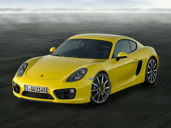 Giống Boxster, 2016 Porsche Cayman cũng trang bị hộp số sàn 6 cấp như một tiêu chuẩn cho tất cả các phiên bản. Với động cơ gắn ở giữa, mẫu coupe này đem lại cảm giác lái cực kì thú vị. Điều đó chứng tỏ Porsche thể hiện rõ quan điểm tập trung vào cảm giác lái xe nhiều hơn.