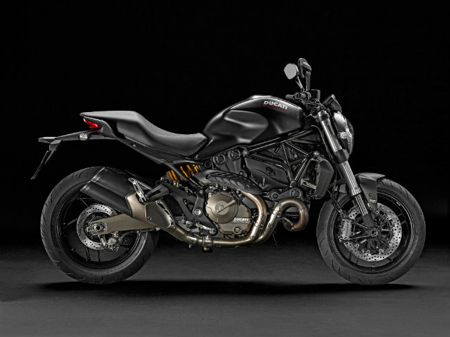 Ducati Monster 2016 chìm đắm trong phong cách thiết kế thể thao chồm lỡ. Động cơ xe thuộc loại có dung tích 821cc, cho công suất cực đỉnh 112 mã lực và mô men xoắn cực đại 89.4 Nm. Con “quái vật” này có hộp số sàn 6 cấp, ngốn xăng ở mức 18 km/l và có giá bán khá chát 1.008.449 Rs &#40;~334 triệu đồng&#41;.