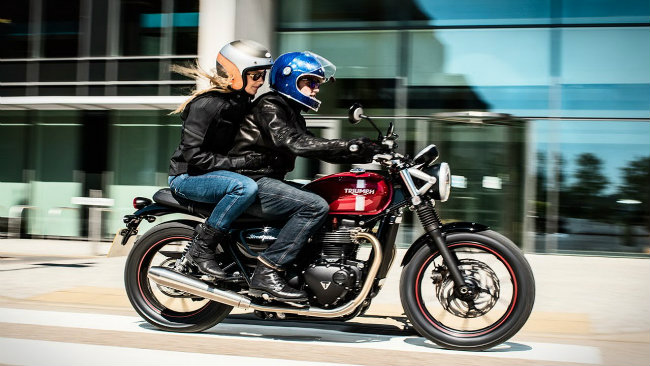 Triumph Street Twin 2016 được hãng xe Anh quốc thiết kế với những đổi mới ấn tượng dành cho phân khúc khách hàng cao cấp. Với giá bán ở Ấn Độ 754.988 Rs &#40;~250 triệu đồng&#41;, Street Twin 2016 chắc chắn kén khách hàng là những tay chơi có tiền. Với động cơ 900cc, xe có công suất đầu ra 54 mã lực, mô-men xoắn cực đại 80 Nm, đi kèm với hộp số 5 cấp, bình xăng 12 lít và tiêu hao nhiên liệu ở mức 17 km/l. Triumph Street Twin 2016 giúp các anh chàng đào hoa dễ dàng khiến người đẹp của mình “đổ sát đất”.