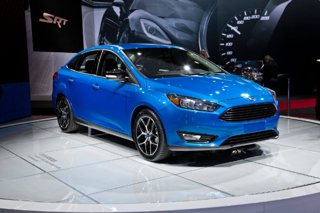 2015 Ford Focus trang bị động cơ tí hon EcoBoost, 3 xy-lanh, dung tích 1.0 lít, cho công suất rất tốt 123 mã lực, đi kèm với hộp số sàn 6 cấp, có độ tiêu thụ nhiên liệu 30 mpg &#40;7.84 lít/100 km&#41; tại đường phố, 42 mpg &#40;5.6 lít/100 km&#41; ở đường cao tốc và 35 mpg &#40;6.72 lít/100 km&#41; ở đường hỗn hợp.