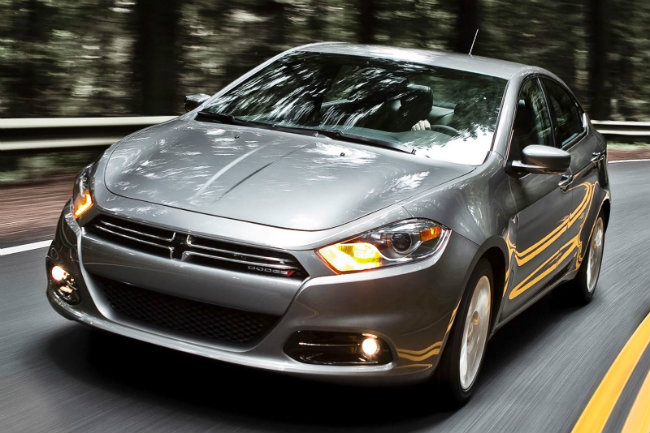 Dodge Dart 2015 mang động cơ 4 xy-lanh, dung tích 1.4 lít, công nghệ van MultiAir, đi kèm với hộp số sàn, cho chỉ số tiết kiệm nhiên liệu 28 mpg &#40;8.4 lít/100 km&#41; với đường phố, 41 mpg &#40;5.74 lít/100 km&#41; với đường cao tốc và 32 mpg &#40;7.35 lít/100 km&#41; với đường hỗn hợp. Nếu trang bị hộp số tự động, chỉ số này lần lượt là 28 mpg &#40;8.4 lít/100 km&#41;, 40 mpg &#40;5.88 lít/100 km&#41; và 32 mpg &#40;7.35 lít/100 km&#41;. Xe trang bị vành bánh tiêu chuẩn 16-inch, đèn đuôi LED, camera quan sát sau, đèn pha tự động, màn hình trung tâm 8.4-inch và hệ thống nhận dạng giọng nói. Dodge Dart thực sự là mẫu xe nhỏ đáng mua, có sức mạnh tốt, lại ăn xăng ít.