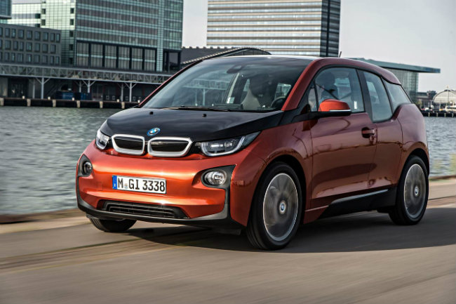 2015 BMW i3 ngoài mô-tơ điện ra còn có một động cơ xăng thực sự siêu nhỏ với kết cấu 2 xy-lanh, dung tích chỉ 0.65 lít, cho công suất đầu ra 34 mã lực. Kết hợp với động cơ điện, BMW i3 2015 có công suất đầu ra 170 mã lực. Độ tiên kiệm nhiên liệu của i3 thì khỏi phải bàn. Bên cạnh đó xe còn có nhiều chi tiết và công nghệ cao cấp khác. BMW i3 thực sự là mẫu xe chạy ở đô thị mơ ước của nhiều người.