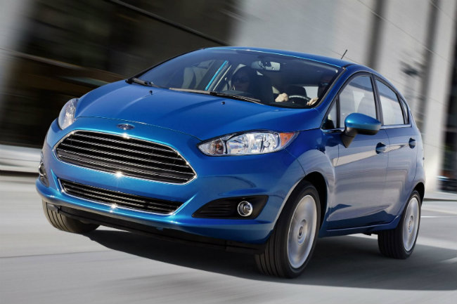 Nhìn dáng vẻ bề ngoài, 2015 Ford Fiesta có vẻ là chiếc xe lớn nhưng bên trong xe chỉ mang động cơ siêu nhỏ EcoBoost có dung tích 1.0 lít, sản sinh công suất 123 mã lực. Chiếc xe mang phong cách hatchback và sedan này đạt chỉ số tiêu thụ nhiên liệu 31 mpg &#40;7.59 lít/100 km&#41; với đường phố, 43 mpg &#40;5.47 lít/100 km&#41; với đường cao tốc và 36 mpg &#40;6.53 lít/100 km&#41; ở đường hỗn hợp.