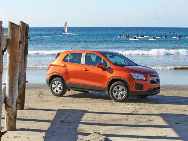 2016 Chevrolet Trax sở hữu động cơ tăng áp có dung tích 1.4 lít, giúp khách hàng tiết kiệm chi phí vận hành mà vẫn đảm bảo được sức mạnh nhanh nhẹn của phân khúc xe crossover cỡ nhỏ. Bên cạnh đó Trax còn trang bị các tính năng công nghệ cao như kết nối 4G LTE, ổ phát wi-fi, định vị, chìa khóa thông minh, nút khởi động động cơ và hệ thống camera quan sát sau. Hơn nữa hệt hống khung xe bằng thép chịu lực cao cùng 10 túi khí tiêu chuẩn giúp Trax đạt điểm an toàn cực cao.