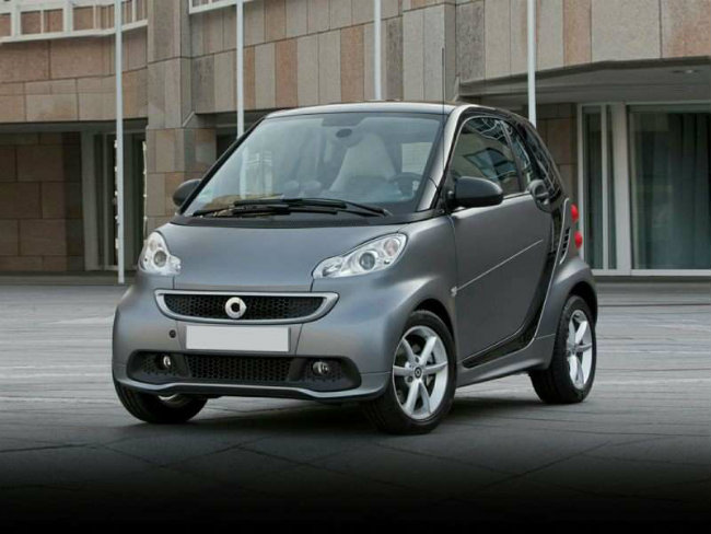 Smart Fortwo 2016 với động cơ thế hệ mới, kết cấu 3 xy-lanh, dung tích 0.9 lít, mang công nghệ tăng áp mới nhất của Mercedes-Benz, cho công suất 89 mã lực giúp xe mạnh mẽ hơn mà vẫn tiết kiệm nhiên liệu tốt. Fortwo mới còn trang bị loạt công nghệ cao, gồm có kết nối điện thoại thông minh và định vị trong thời gian thực.