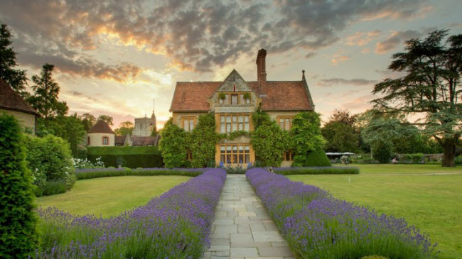 Lâu đài Le Manoir aux Quat’ Saisons ở Oxford &#40;Anh&#41;, không chỉ là địa điểm nghỉ dưỡng yên tĩnh mà còn là&nbsp;trụ sở của trường dạy nấu ăn Raymond Blanc.