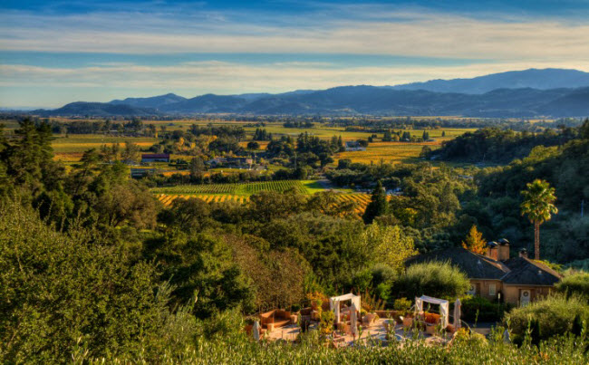 Nằm giữa thung lũng Napa tại bang California &#40;Mỹ&#41;, khách sạn Auberge du Soleil được thiết kế theo phong cách Địa Trung Hải với hướng nhìn tuyệt đẹp.