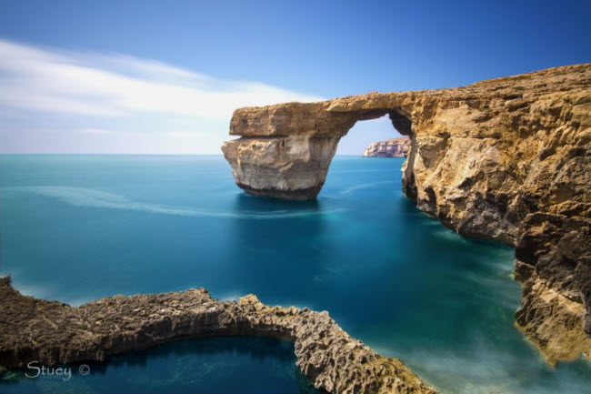 Cổng vòm Azure Window trên đảo Gozo ở Malta đã được đạo diễn của bộ phim Game of Thrones lựa chọn làm bối cảnh diễn lễ cưới lãng mạn của Daenerys và Drogo.