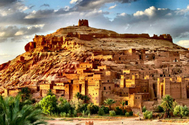 Thành phố pháo đài Aït-Ben-Haddou nhìn xuống sa mạc ở Ma Rốc được lựa chọn làm bối cảnh cho nhiều bộ phim và chương trình truyền hình nổi tiếng như Lawrence of Arabia, Jesus of Nazareth, The Mummy, Gladiator, Alexander, Babel,...