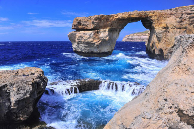 Nước biển trong xanh cùng cảnh đẹp mê hồn, cổng vòm Azure Window là địa điểm hấp dẫn đối với nhưng du khách thích hoạt động lặn và khám phá cuộc sống của sinh vật biển.