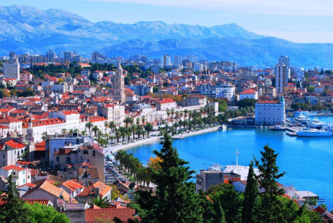 Nằm ngay sát bờ biển Adriatic, thị trấn Split là đô thị lớn thứ hai ở Croatia. Nơi đây nổi tiếng với những công trình kiến trúc cổ được xây dựng cách đây nhiều thế kỷ.