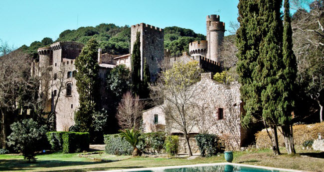 Lâu đài Santa Florentina là địa chi du lịch hấp dẫn đối với du khách tới khu tự trị Catalonia và nó cũng được lựa chọn làm bối cảnh cho bộ phim Game of Thrones.