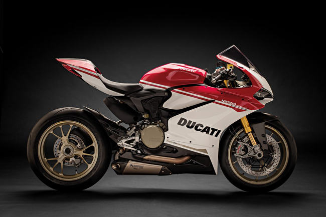 Chiếc sportbike Ducati 1299 Panigale S Anniversario sở hữu ngoại thất thể thao mang đậm phong cách xe đua với hai màu sơn chủ đạo là đỏ và trắng.