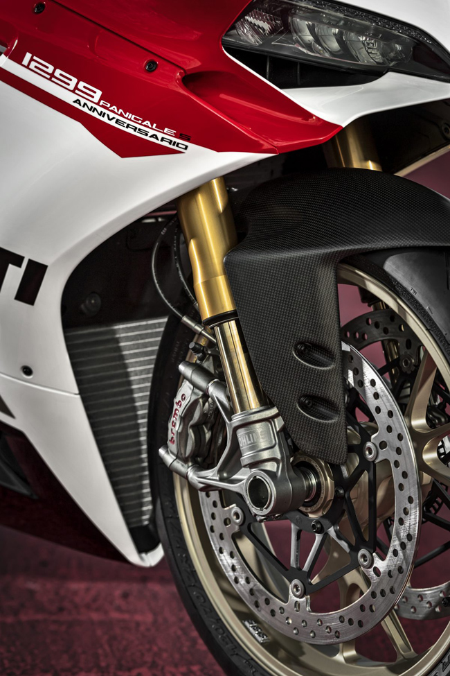 Tiếp đến là bộ la zăng Marchesini màu vàng đồng, ống xả titanium Akrapovic màu vàng đồng, và logo 1299 Panigale S Anniversario khắc laser.