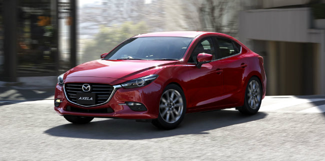 Mazda 3 facelift 2017 &#40;Axela&#41; đã chính thức ra mắt tại Nhật Bản vào hôm 14.7.2016. Trước đó những hình ảnh về mẫu xế hộp mới này đã được lộ diện cho thấy, vẻ ngoài có nhiều nâng cấp, với các công nghệ và thiết bị mới, thuộc phân khúc xe mẫu C, với kiểu cách cả hatchback và sedan.