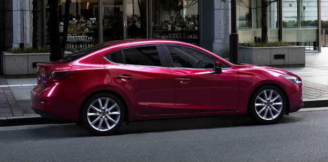 Về giá cả, Mazda 3 2017 dành cho thị trường Nhật Bản có giá khởi điểm bất ngờ 1.760.400 yen &#40;~ 372 triệu đồng&#41; và giá tối đa khoảng 3.310.200 yen &#40;~ 700 triệu đồng&#41;.