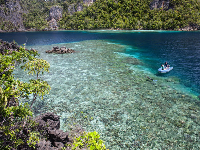 Nằm trên lãnh thổ Tây Papua ở Indonesia, quần đảo Raja Ampat chiếm 3/4 hệ sinh thái san hô trên thế giới cũng như sở hữu nhiều khu rừng nguyên sinh, bãi biển cát trắng, hồ nước trong xanh và hang động huyền bí. Nơi đây thích hợp cho những du khách đam mê khám phá dưới&nbsp;nước và hang động.